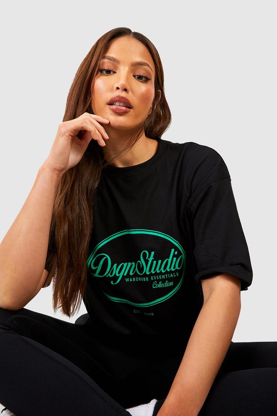 Black Tall Dsgn Studio T-shirt med slogan image number 1
