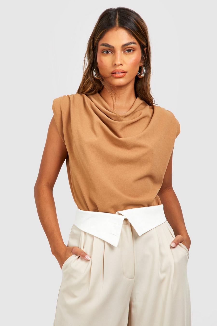 Blusa de tela crepé con escote plisado y hombreras, Camel image number 1