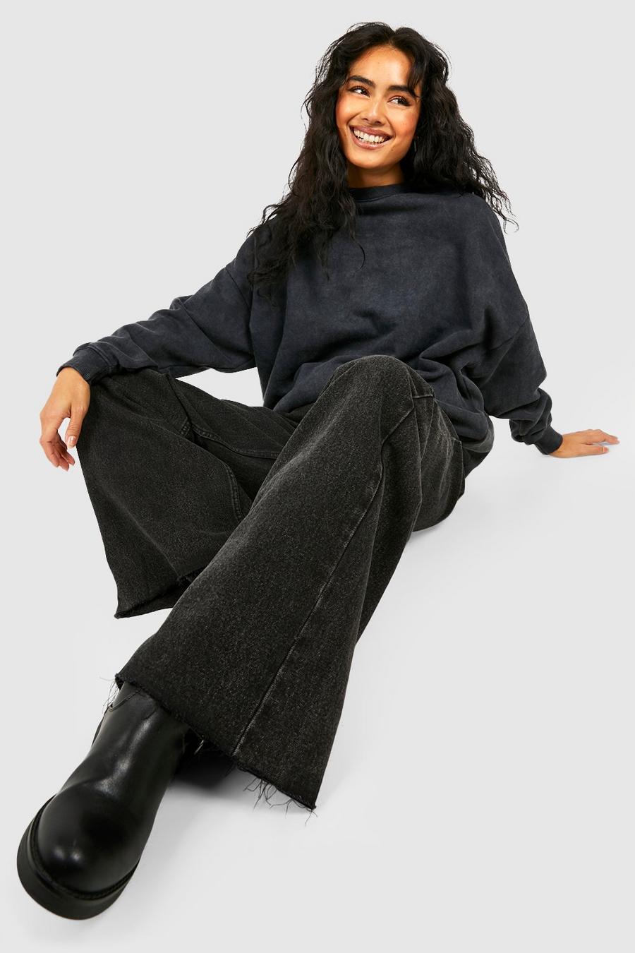 Washed black Svarta jeans med vida ben och rå kant image number 1