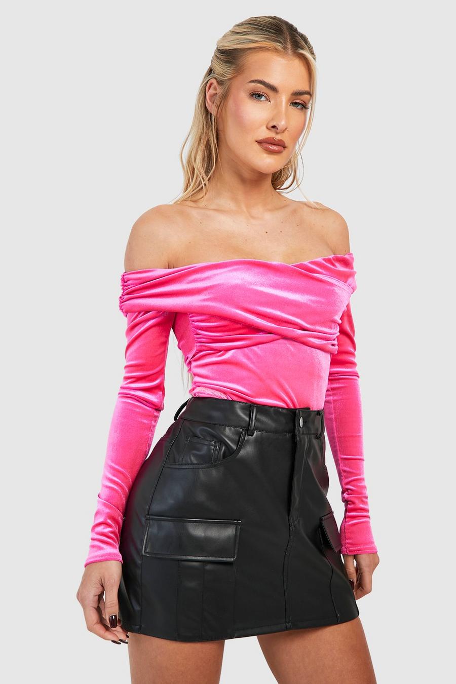 Top a maniche lunghe in velluto con scollo Bardot e ruches, Hot pink