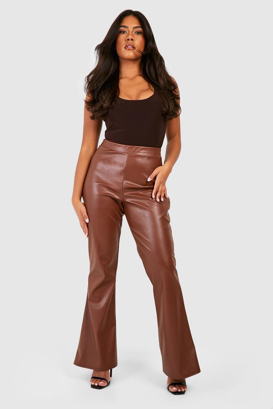 Pantaloni a zampa Plus Size a vita alta in PU effetto opaco, Chocolate image number 1
