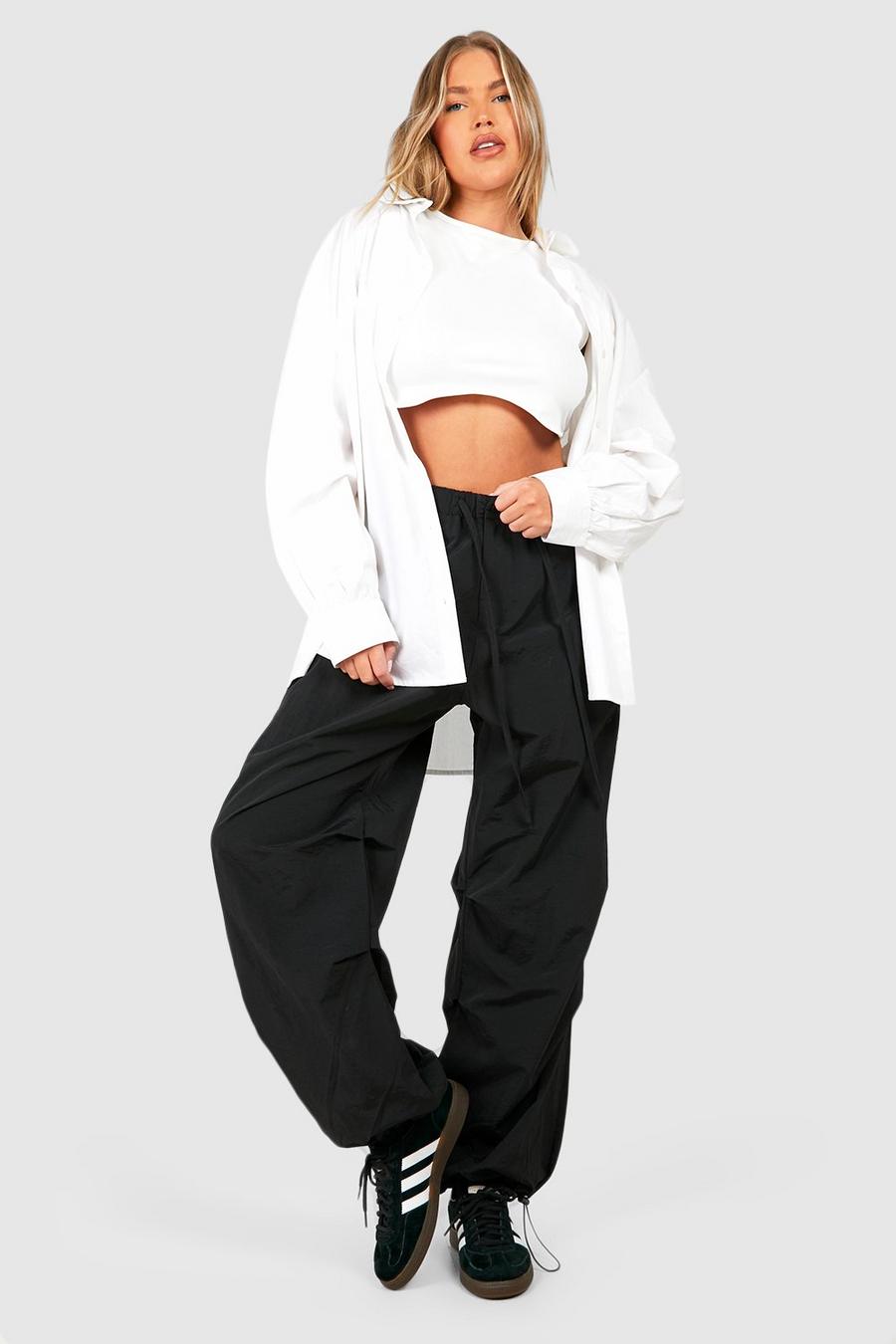 Grande taille - Pantalon cargo froncé en nylon, Black image number 1