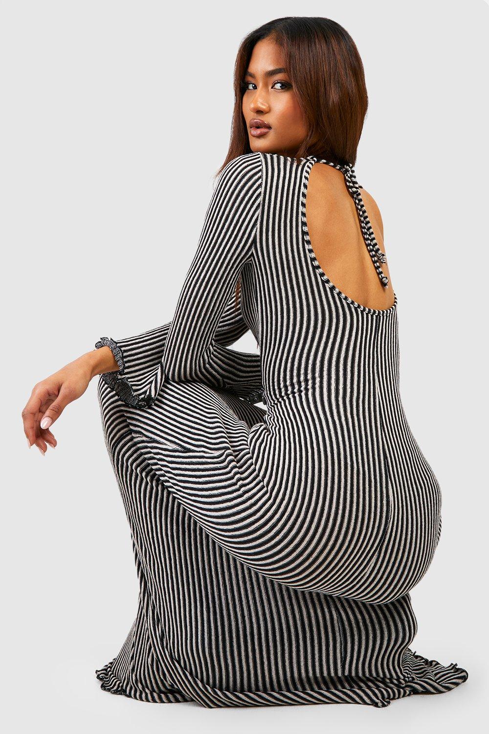 Vestito maxi Tall in maglia a righe con scollo rotondo sul retro e maniche svasate