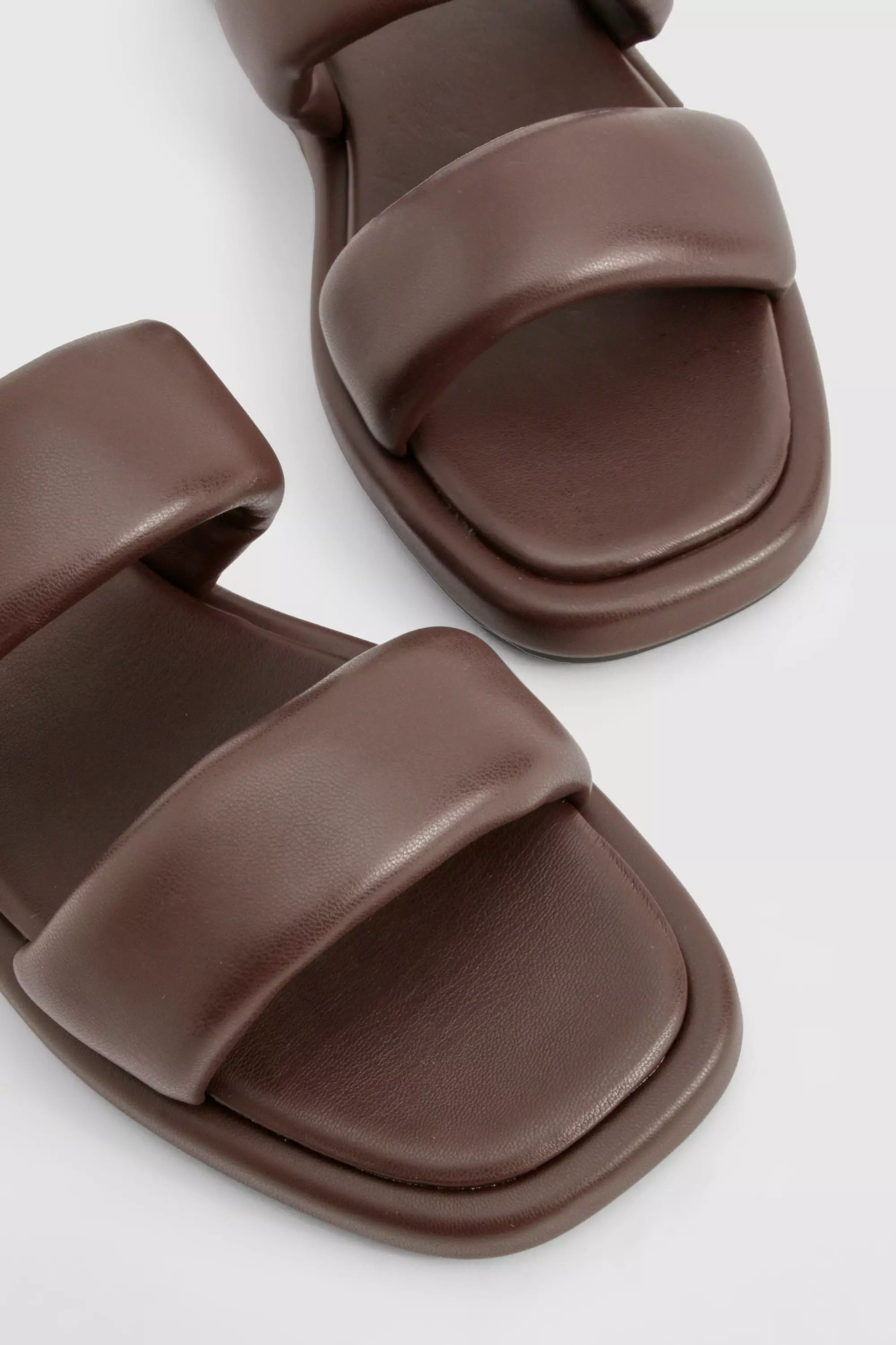 Chocolate Padded Minimal Double Strap Sliders صورة بديلة
