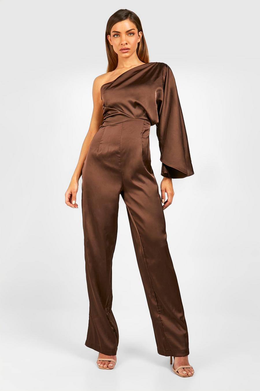Chocolate One shoulder-jumpsuit i satin med drapering image number 1
