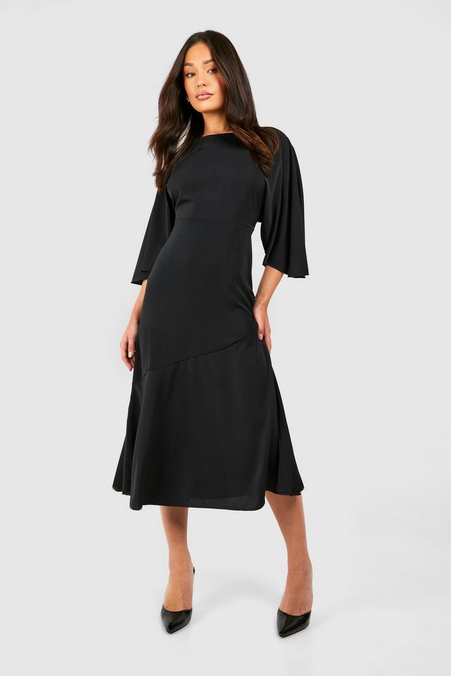 Black Petite Asymmetrisk långklänning i satin med vid ärm image number 1