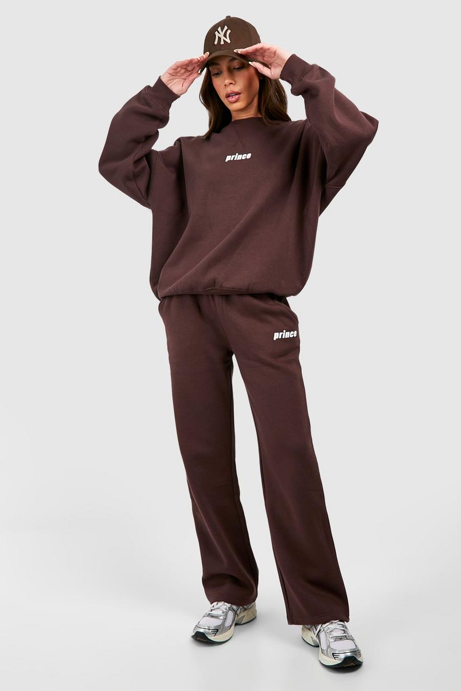 Pantalón deportivo oversize recto con estampado de Prince, Chocolate image number 1