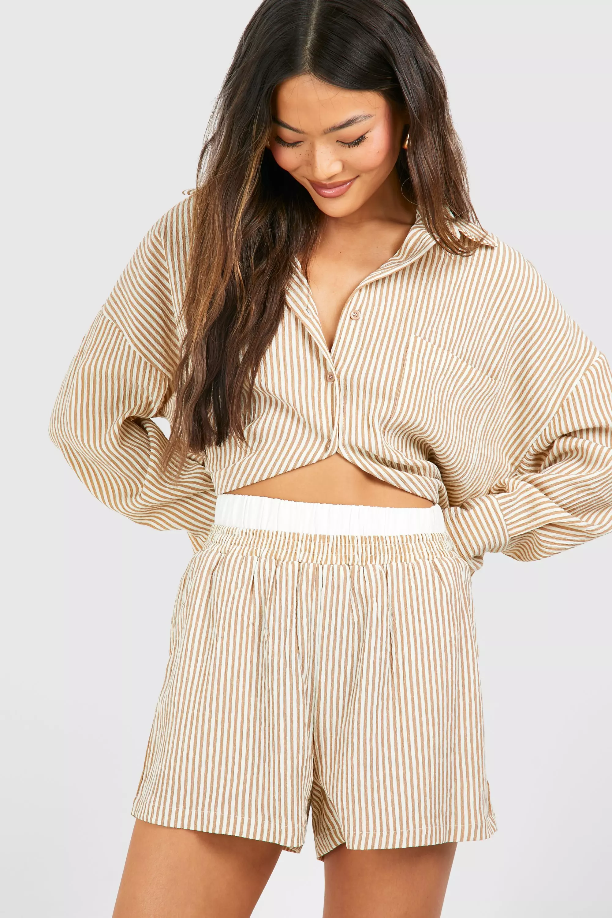 Stone Textured Stripe Contrast Waistband Shorts صورة بديلة