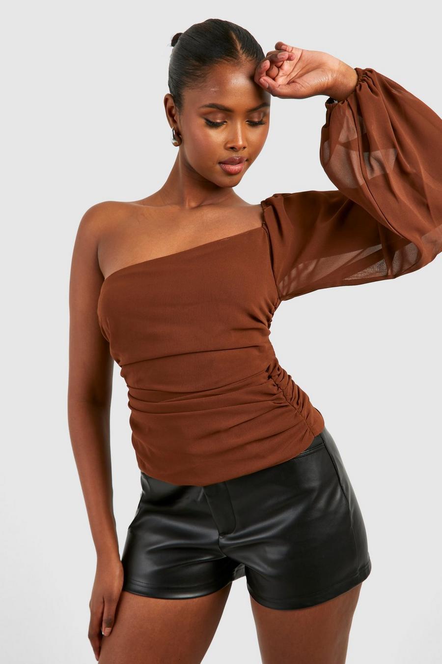Chocolate One shoulder-topp i chiffong med ballongärm image number 1