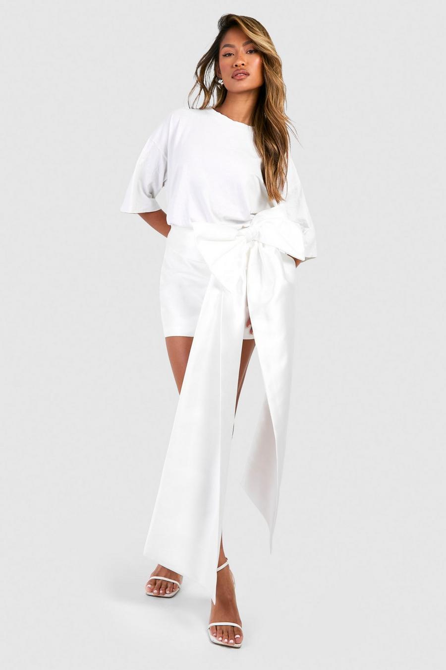 Minifalda de raso drapeada Premium estructurada con lazo, Ivory image number 1