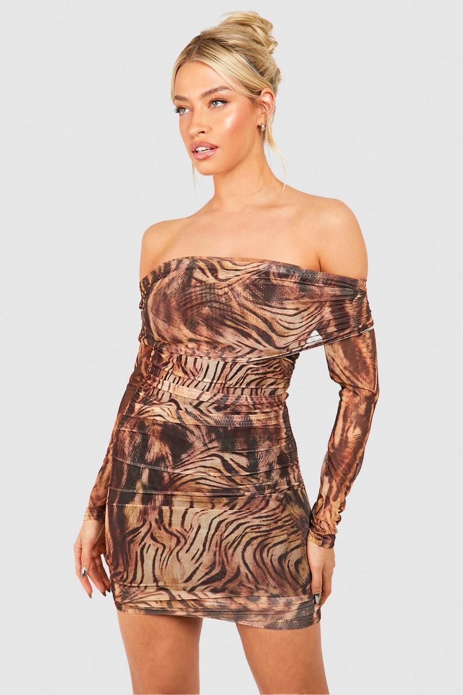 Vestido mini de malla fruncido con estampado de leopardo y escote bardot, Brown image number 1