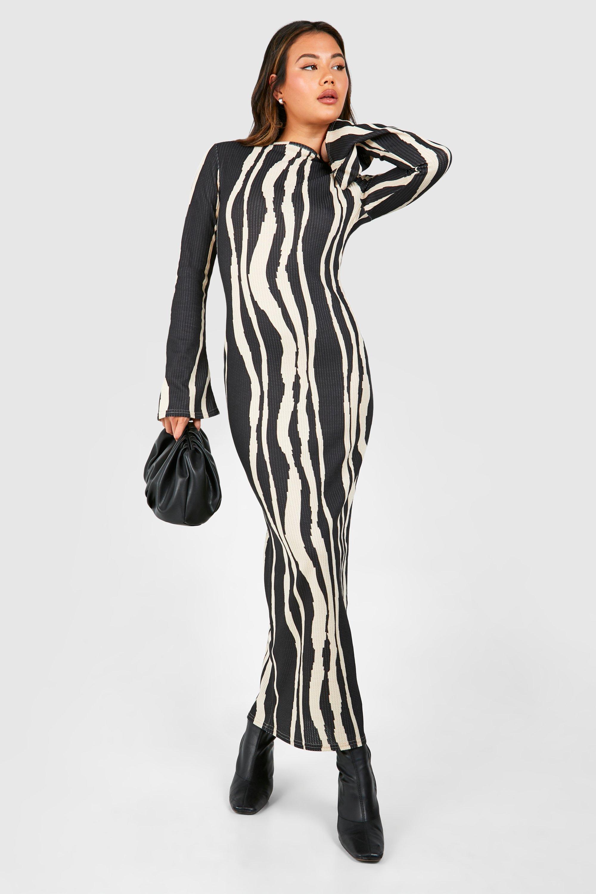 Printed Textured Flare Sleeve Maxi Dress | boohoo