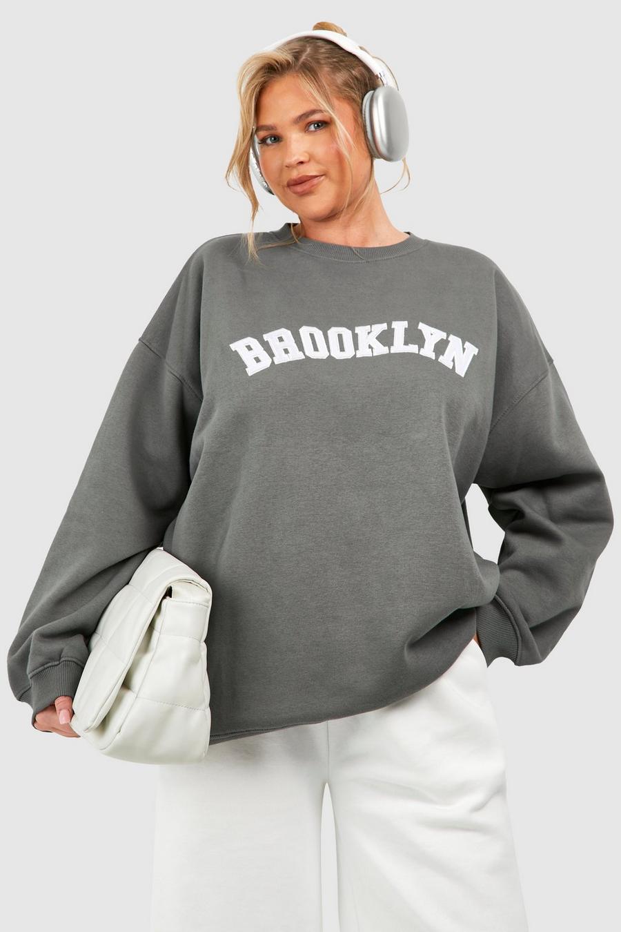 Plus Sweatshirt mit Brooklyn-Applikation, Charcoal image number 1