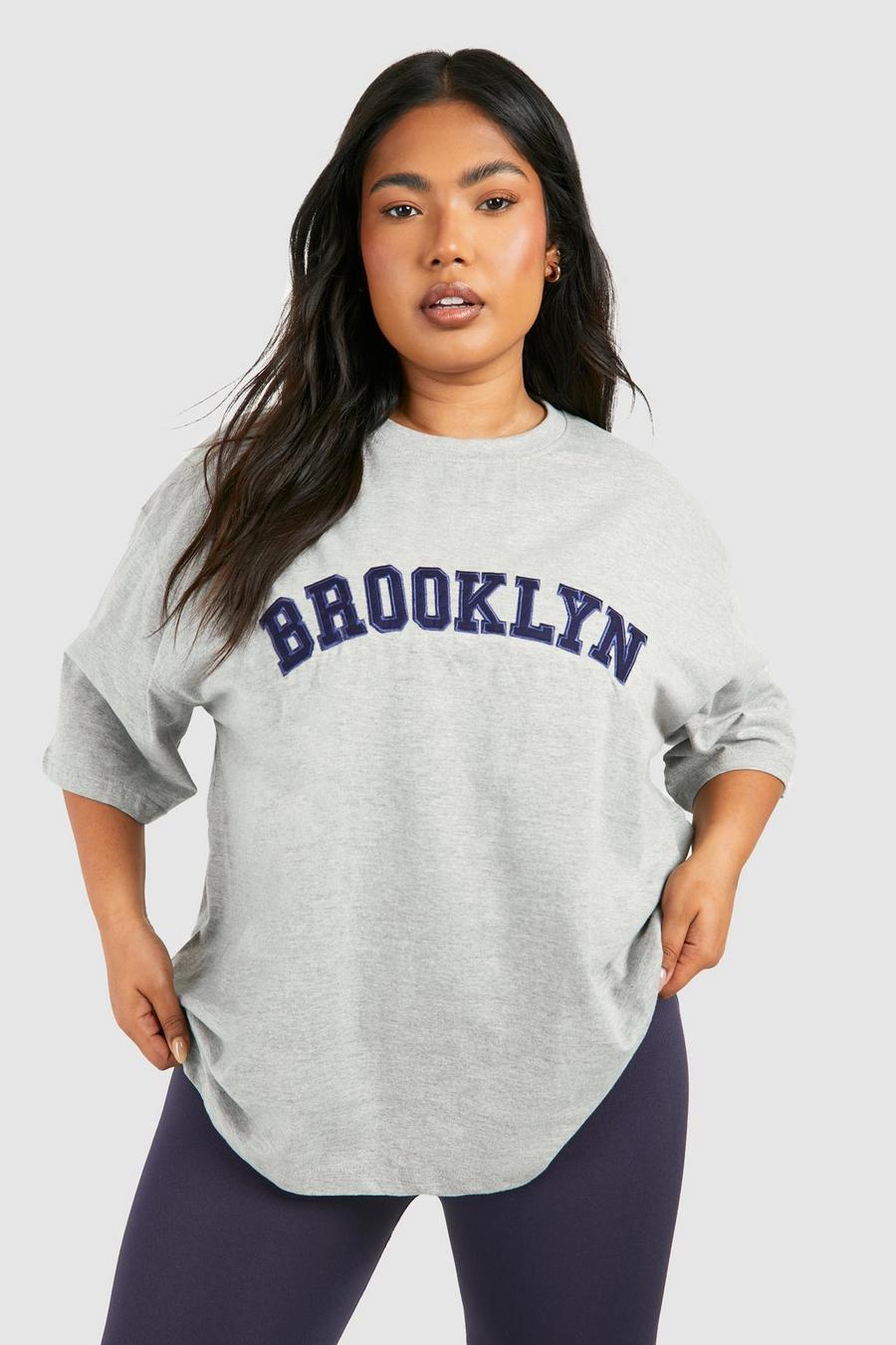 Camiseta Plus oversize con estampado de Brooklyn, Ash grey image number 1