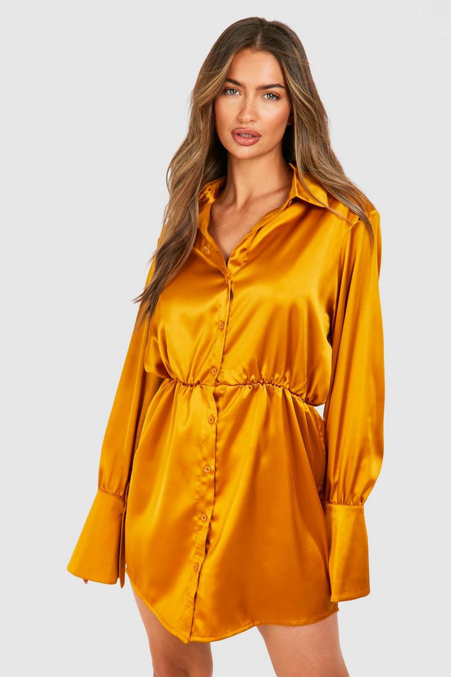 Gold Kort skjortklänning i satin med axelvaddar