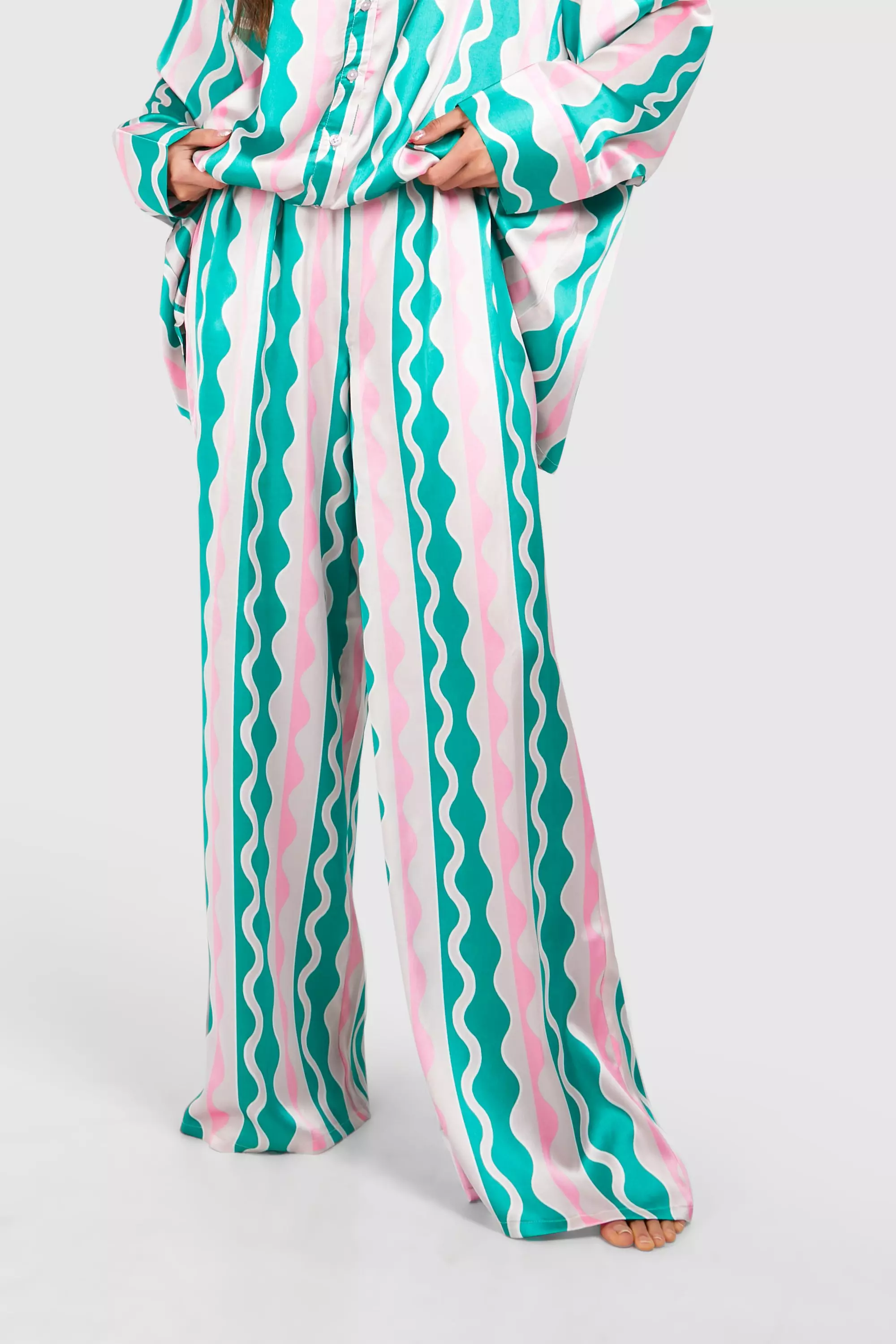 Bright green Wavy Print Oversized Pyjama Set alternative image