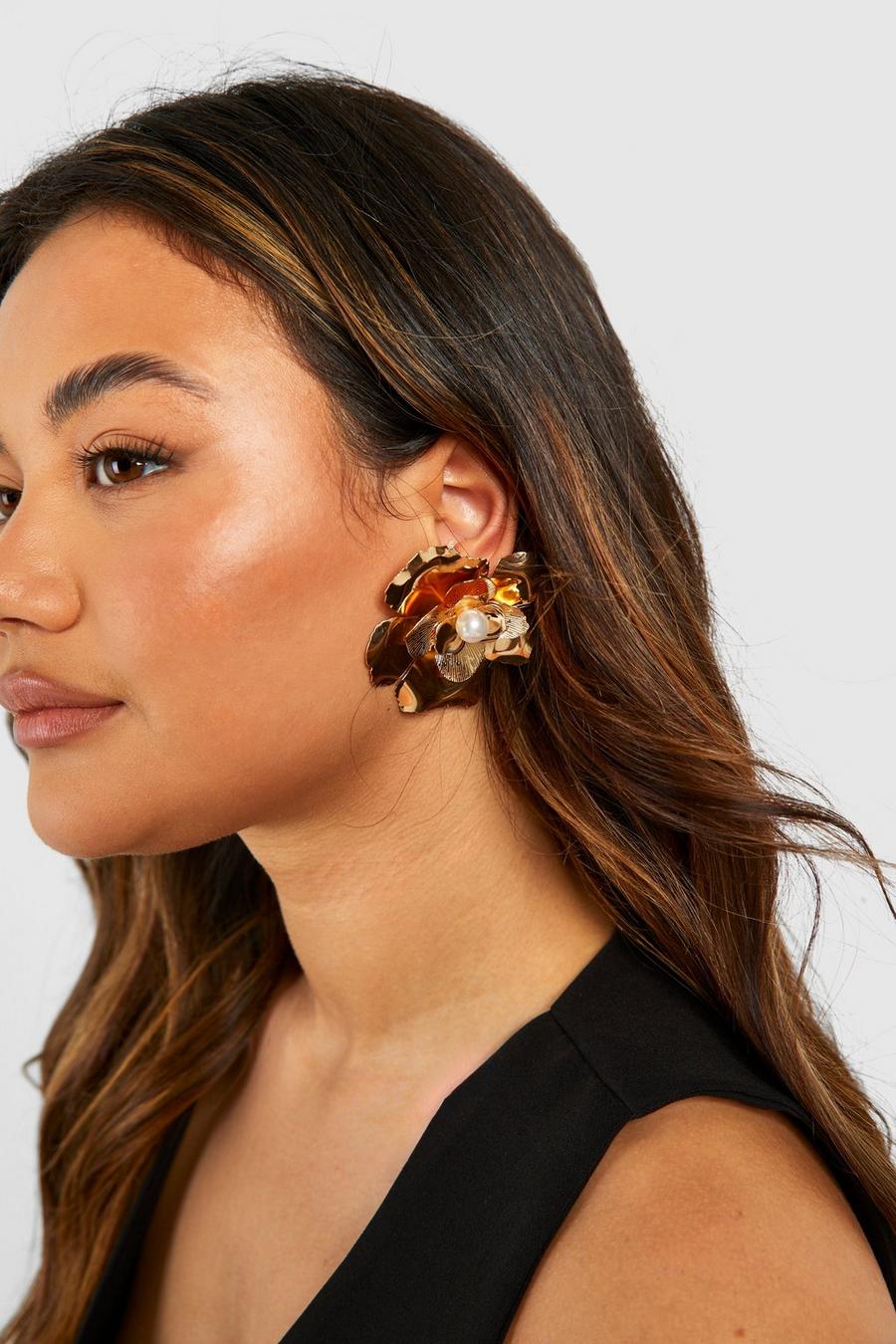 Oversize Blumen-Ohrringe mit Perlen-Detail, Gold