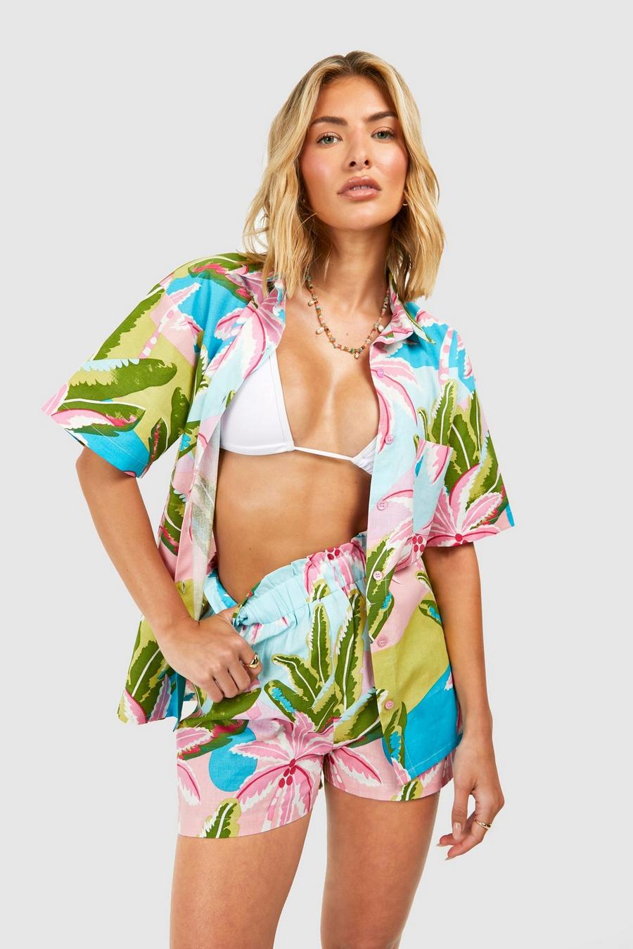 Conjunto coordinado para la playa de pantalón corto y camisa efecto lino con estampado tropical, Pink image number 1