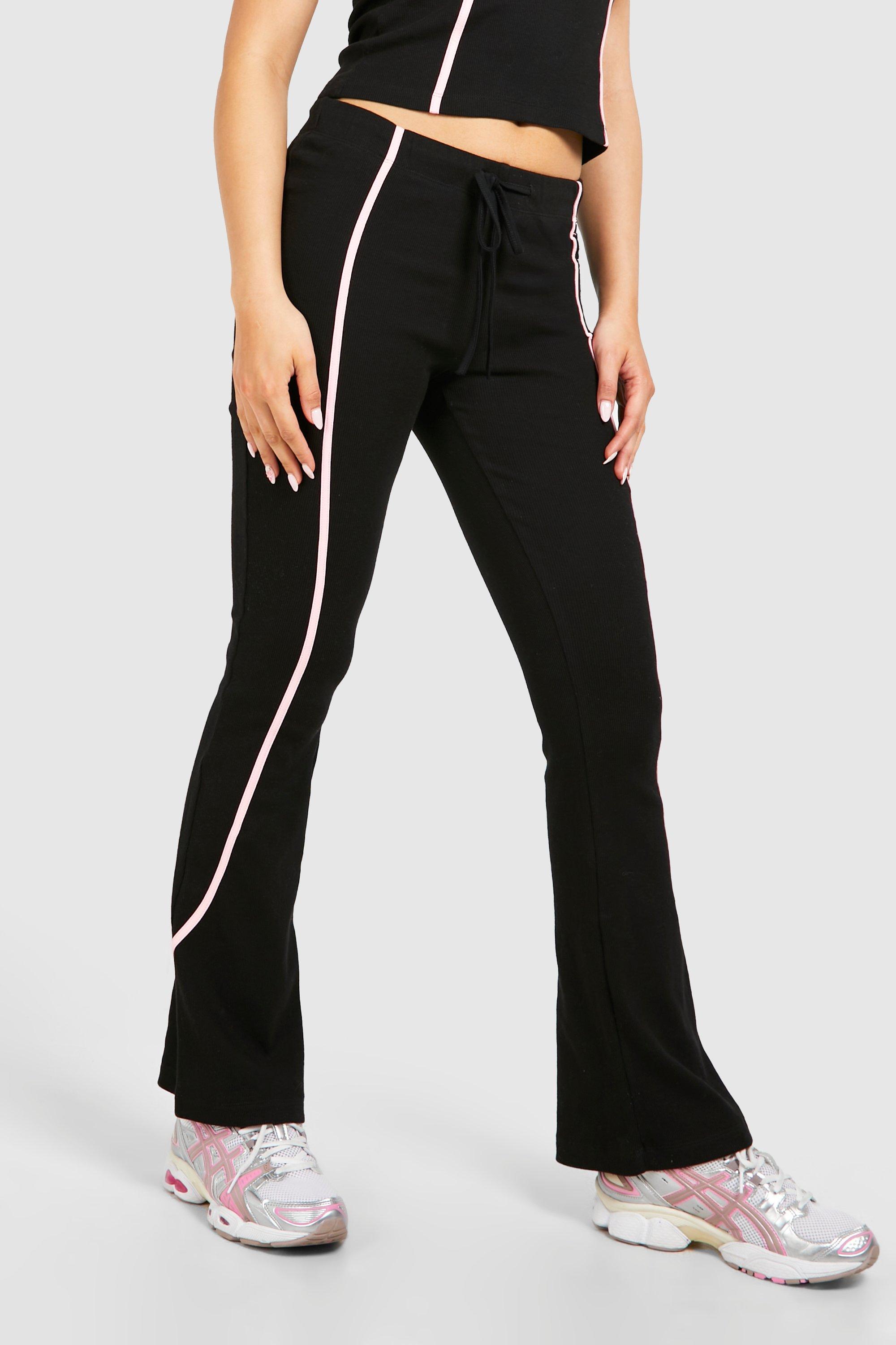 Pantaloni a zampa con scarpe da ginnastica shop
