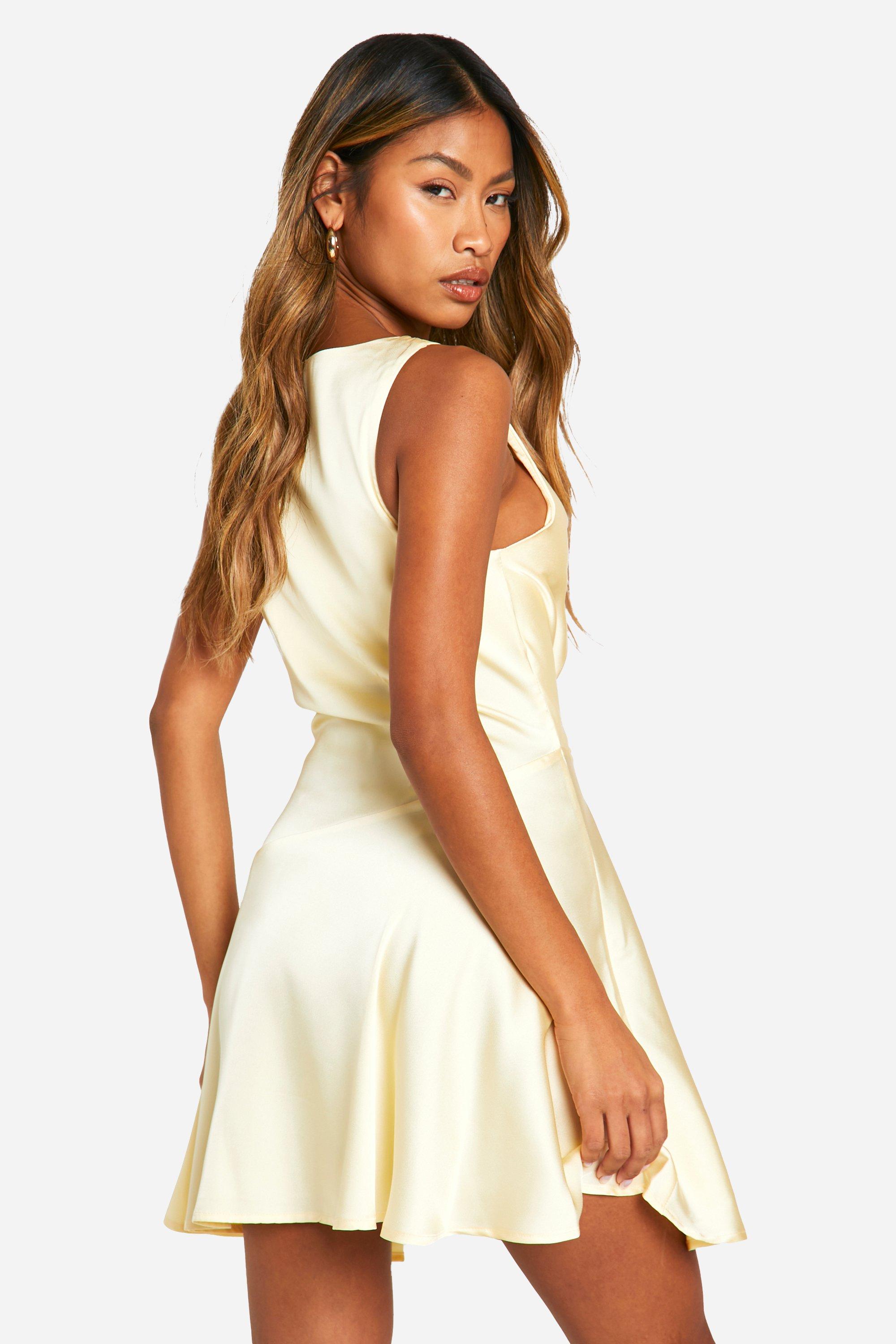 Robe courte satinee a taille basse boohoo FR