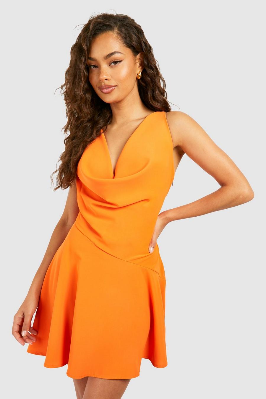 Orange Klänning i vävt tyg med draperad halsringning image number 1