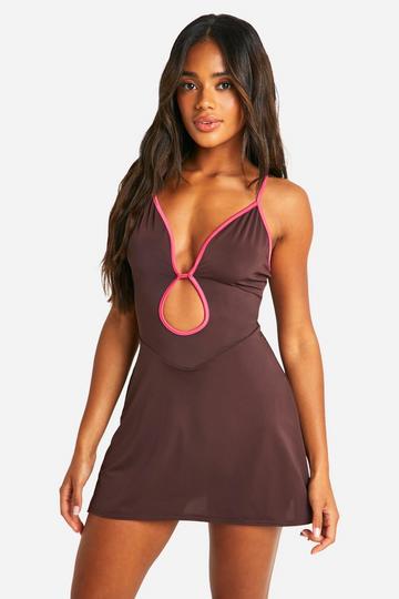 Premium Matte Strakke Cut Out Playsuit Met Contrasterende Naden En Skort chocolate