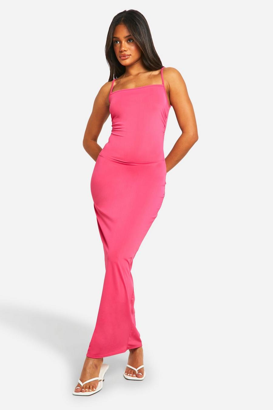Pink Premium Långklänning med smala axelband och rysch i sidorna