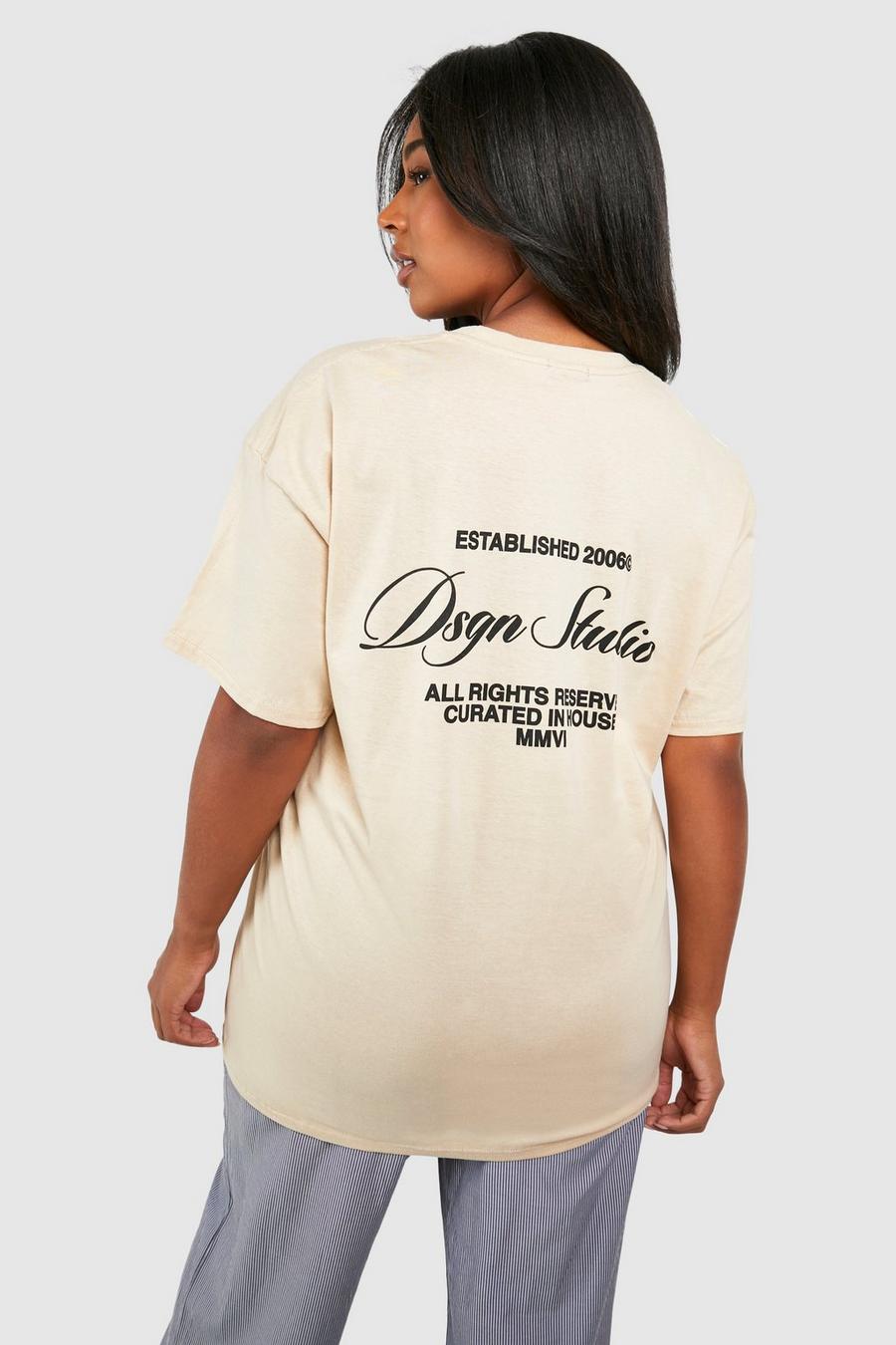 Sand Plus Dsgn Studio Script T-shirt med tryck på ryggen image number 1
