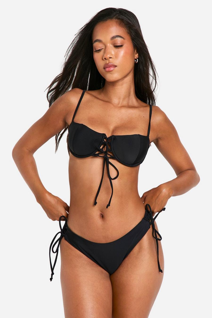 Bikinihose mit hohem Beinausschnitt und Schnür-Detail, Black