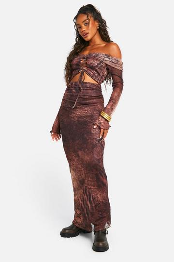 Bardot-Maxikleid mit Cut-Out aus Mesh mit Schlagenprint brown