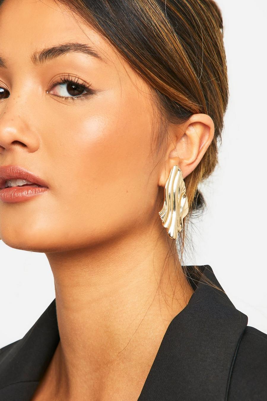 Gold Wavy Earrings  image number 1