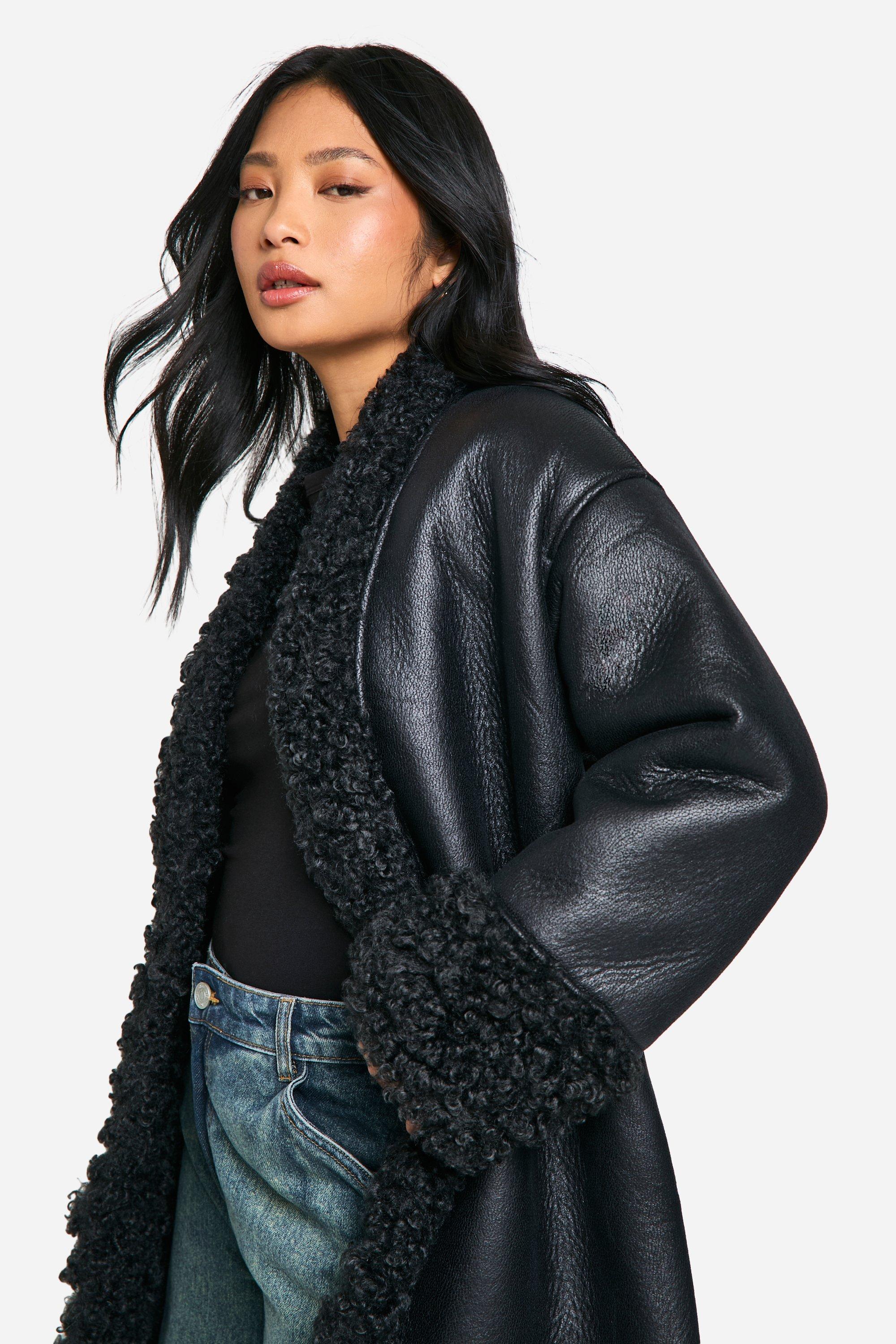 Petite Kunstleder Mantel mit Teddy Detail und Gurtel boohoo DE
