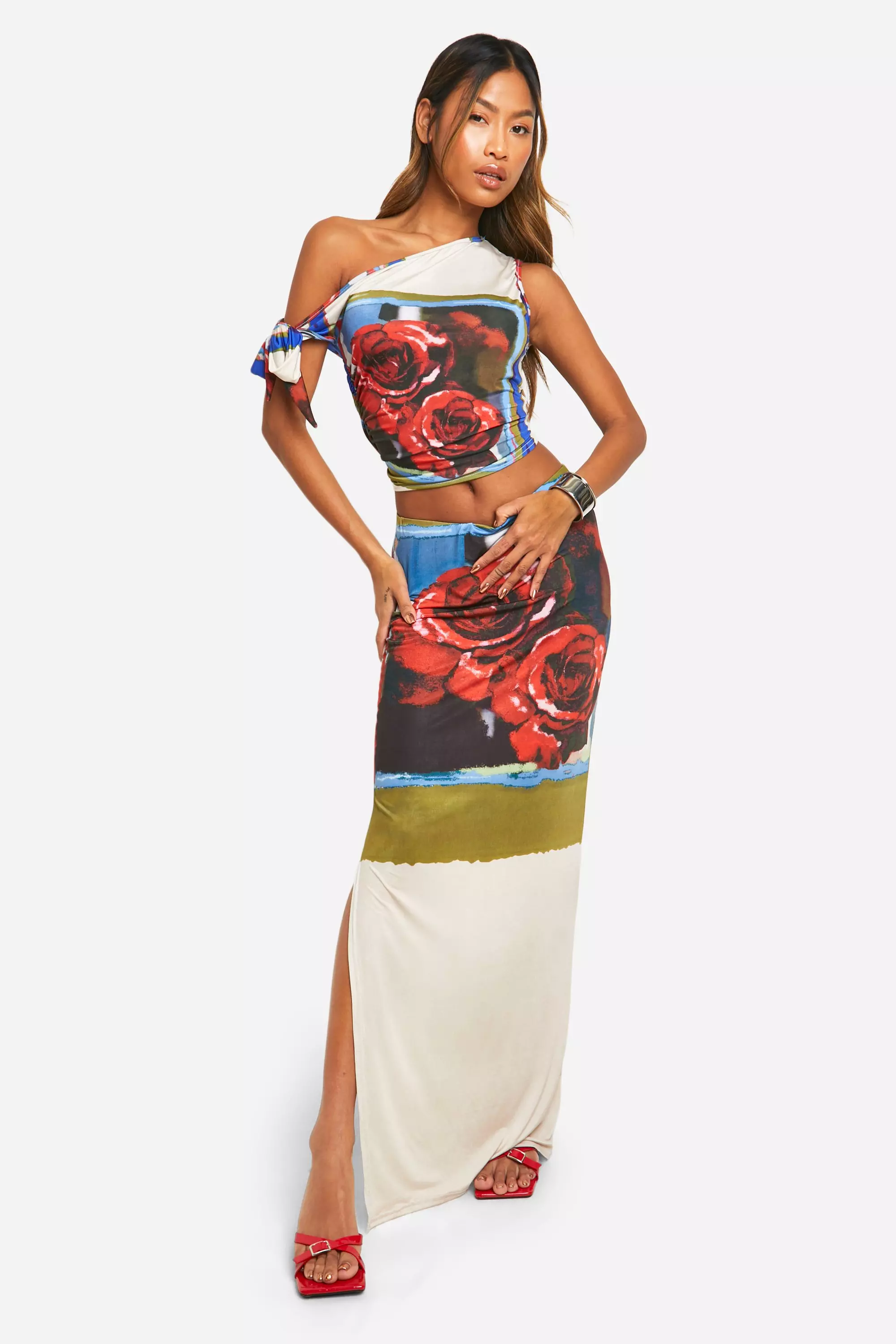 Red Tie Side Floral Postcard Top صورة بديلة