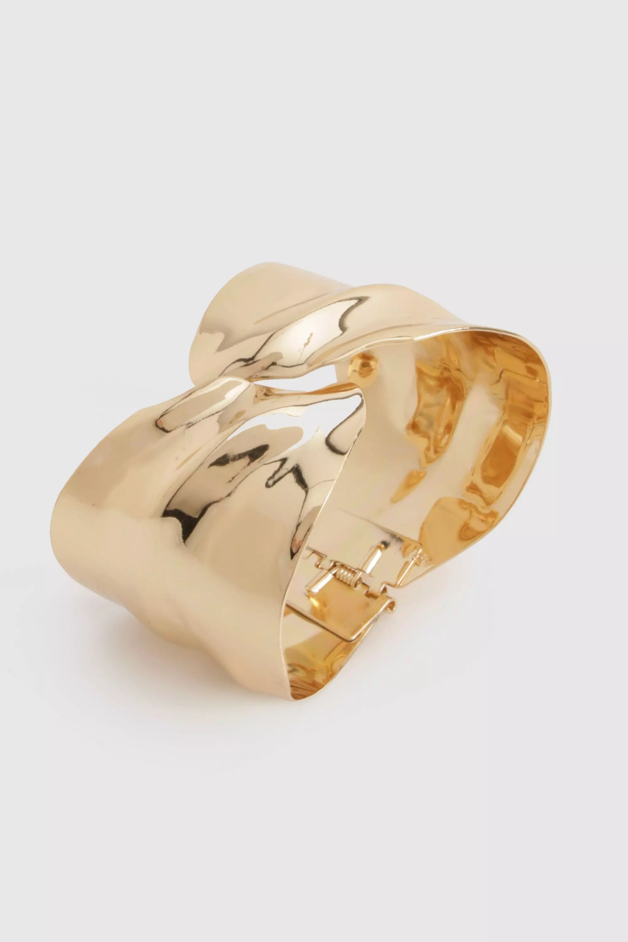 Chunky Hammered Gold Bangle  صورة بديلة