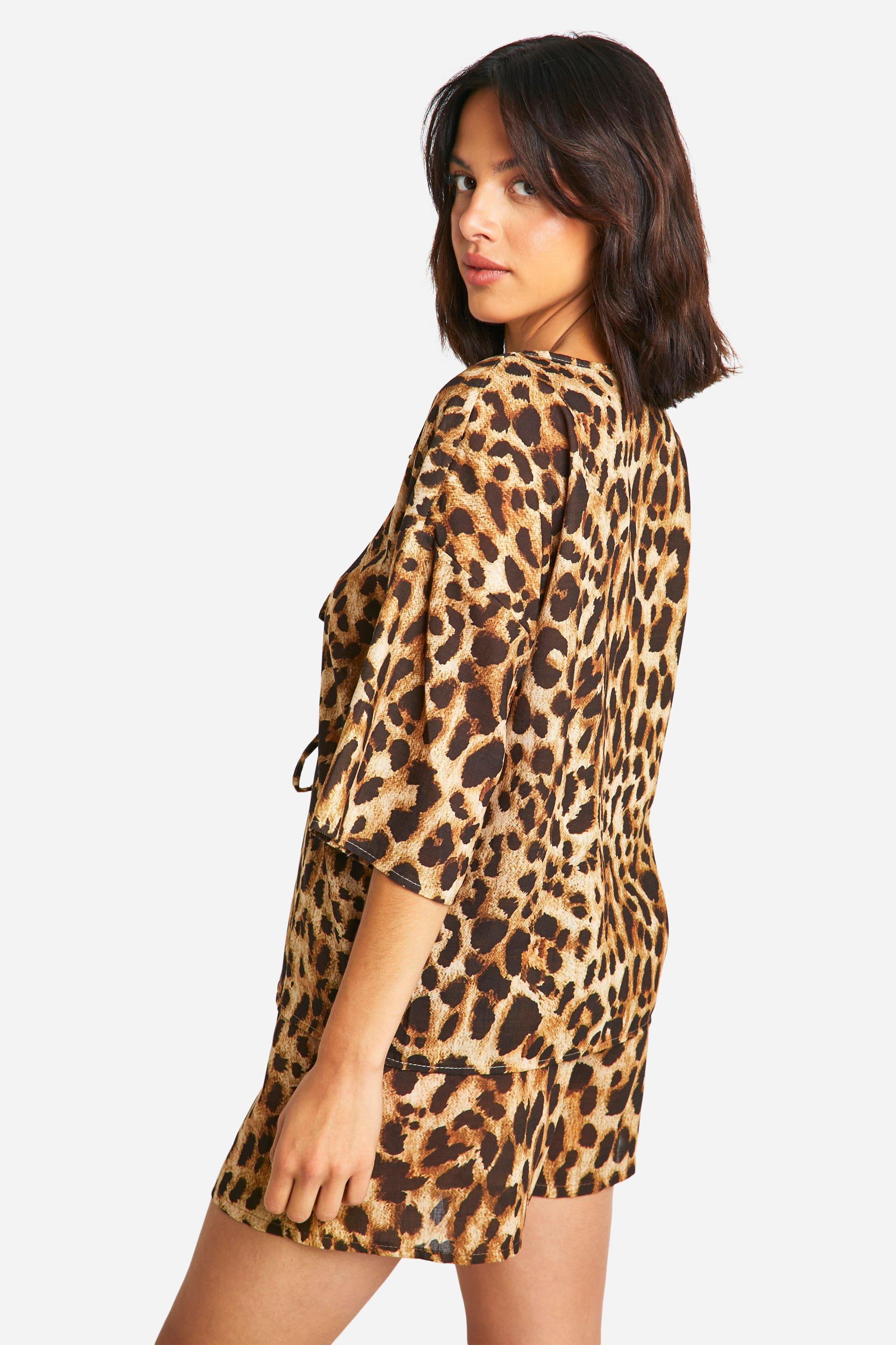 Blusa leopardata con laccetti frontali e maniche ampie pantaloncini morbidi
