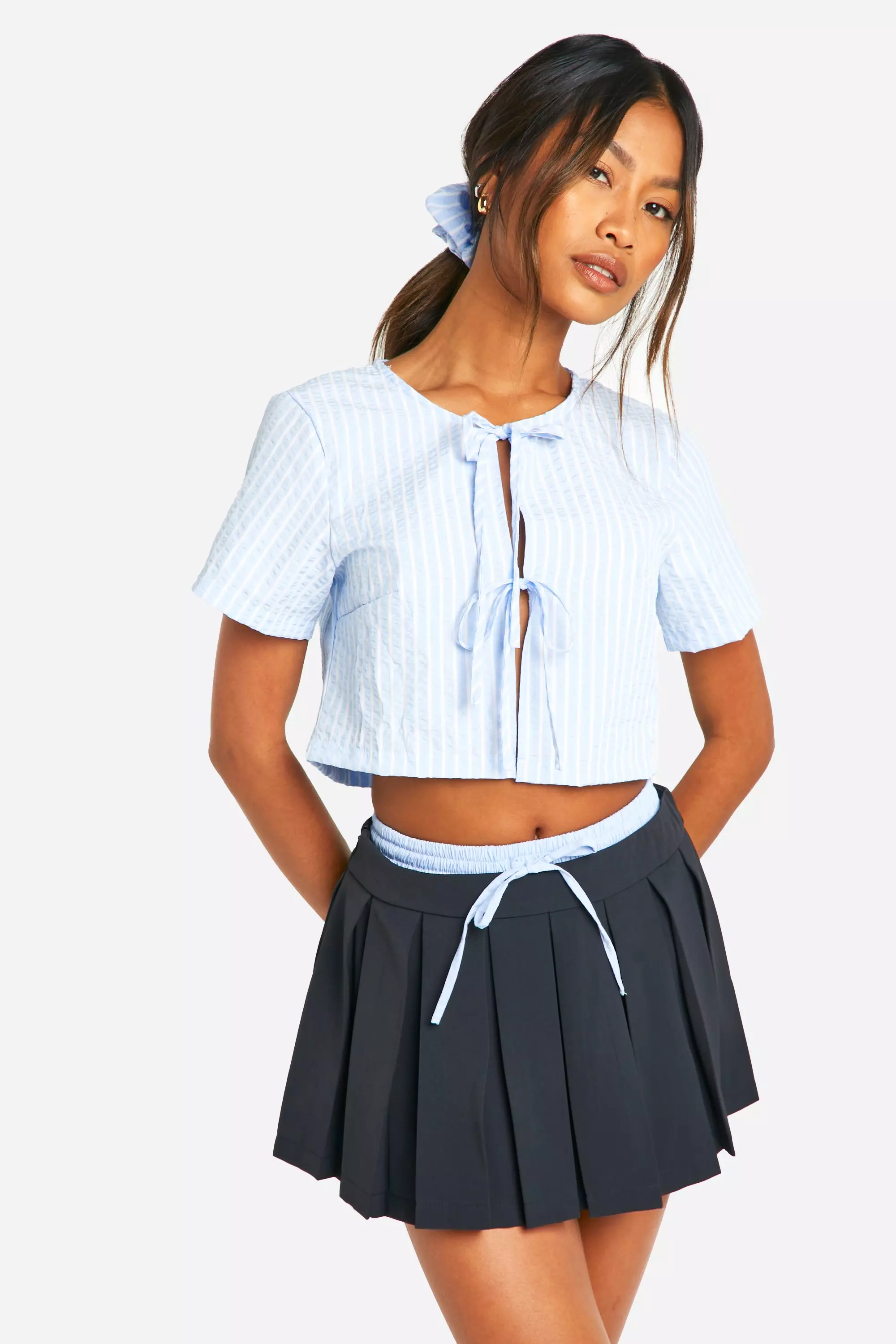 Light blue Textured Strip Cropped Shirt And Matching Hair Scrunchie Set صورة بديلة