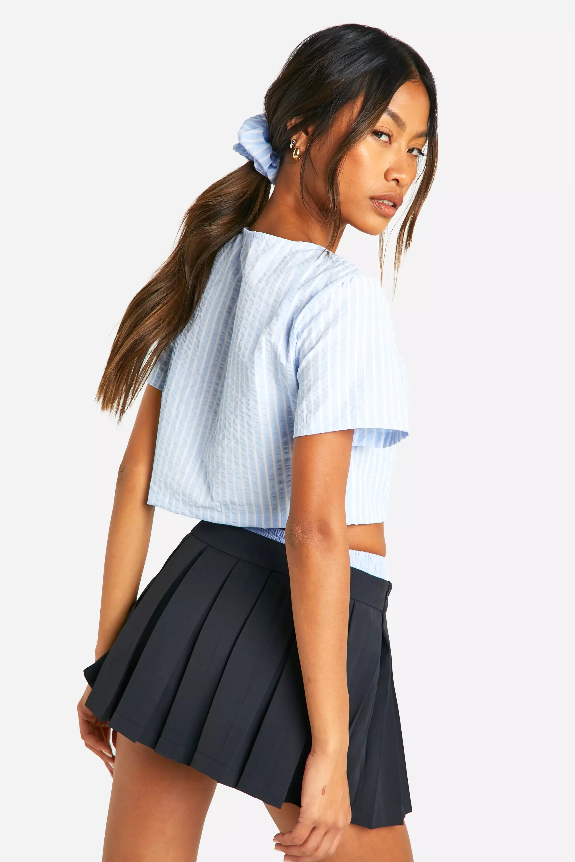 Light blue Textured Strip Cropped Shirt And Matching Hair Scrunchie Set صورة بديلة