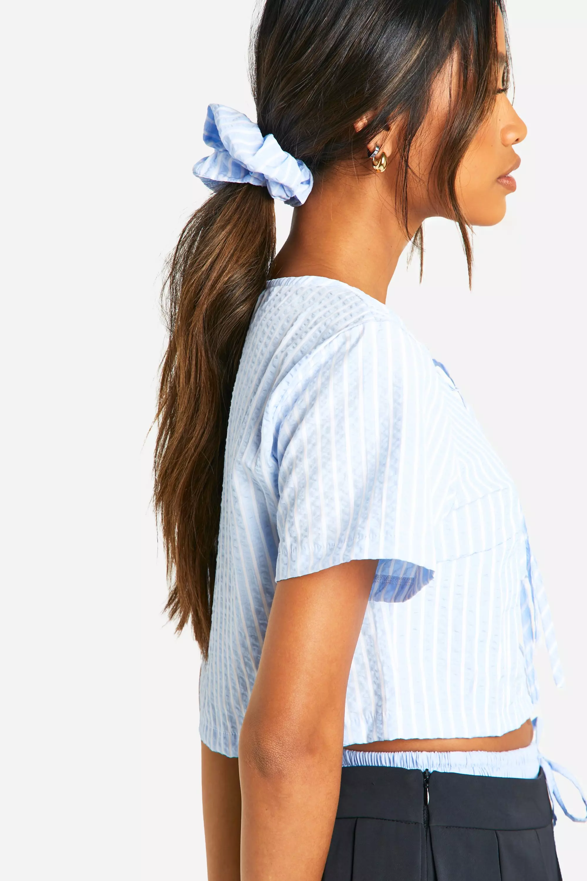 Light blue Textured Strip Cropped Shirt And Matching Hair Scrunchie Set صورة بديلة