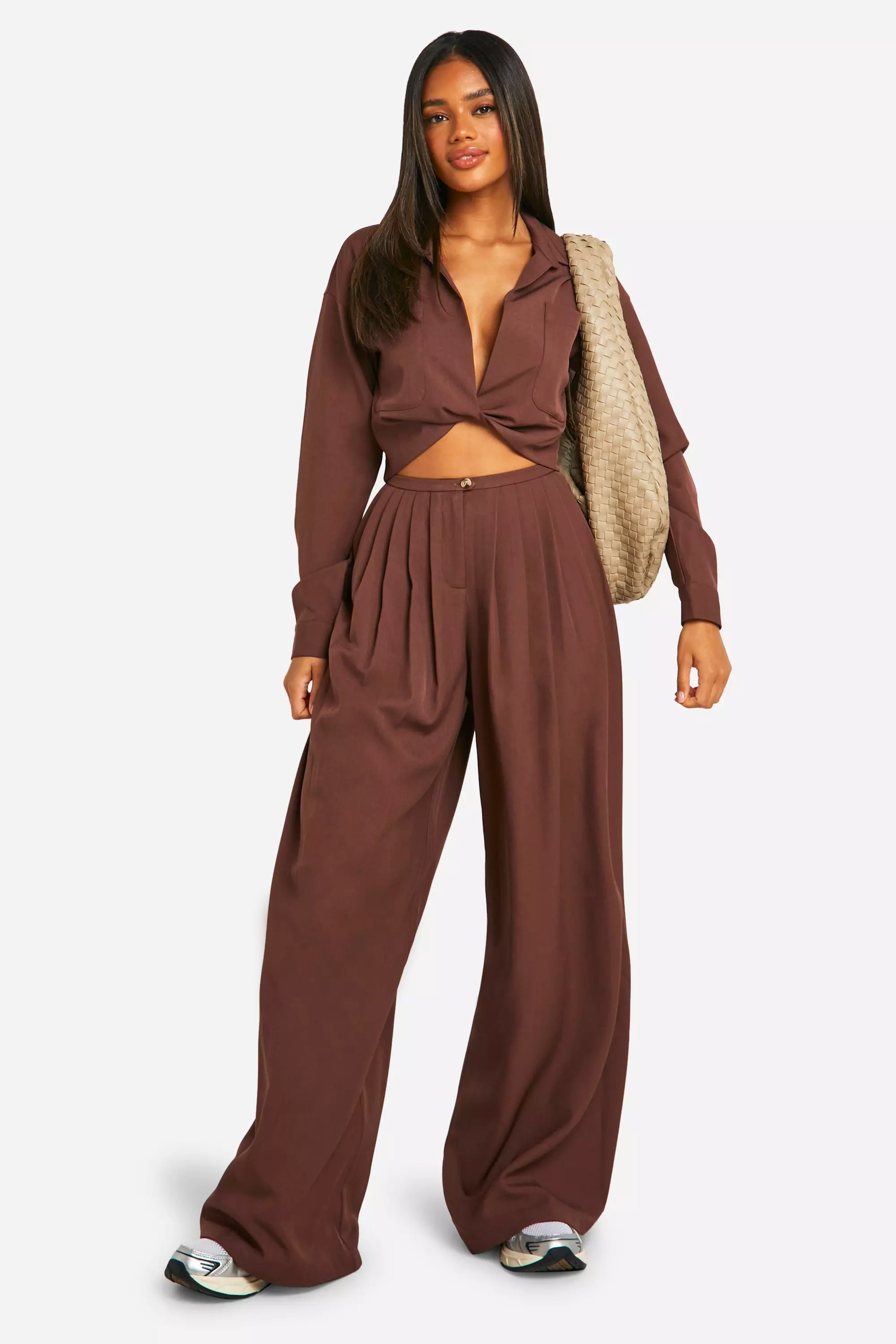 Chocolate Woven Relaxed Fit Twist Front Shirt صورة بديلة