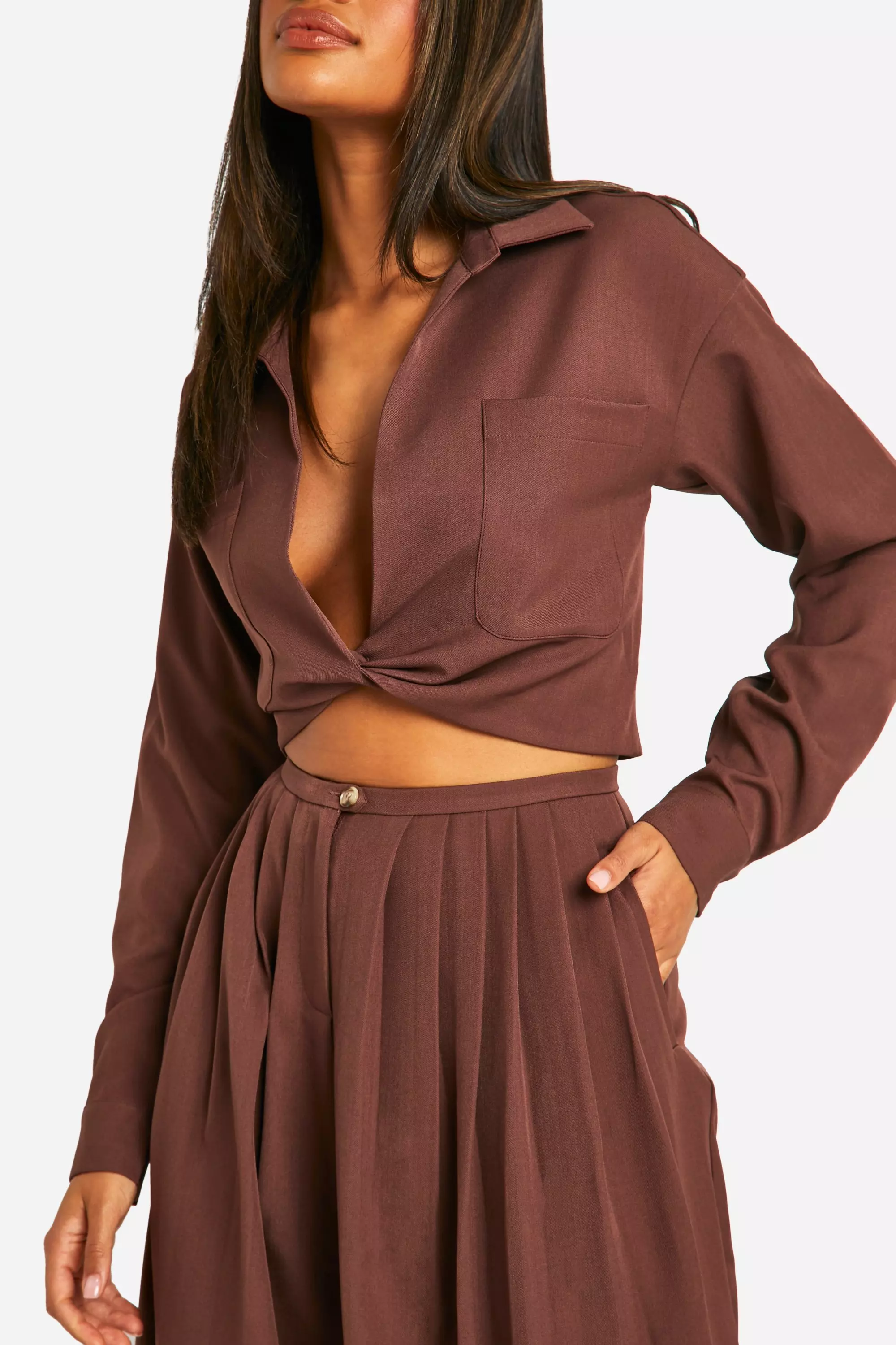 Chocolate Woven Relaxed Fit Twist Front Shirt صورة بديلة