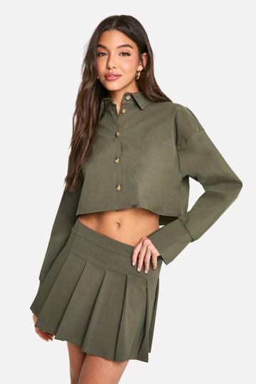 Korte Boxy Blouse En Geplooid Mini Rokje khaki