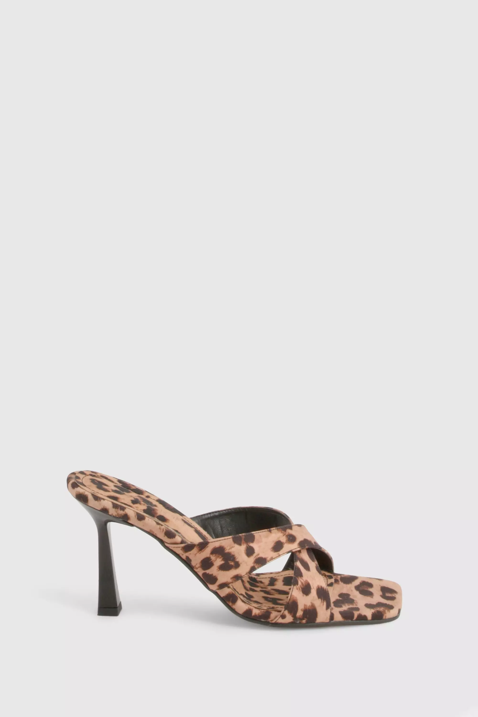 Leopard Crossover Heeled Mules صورة بديلة