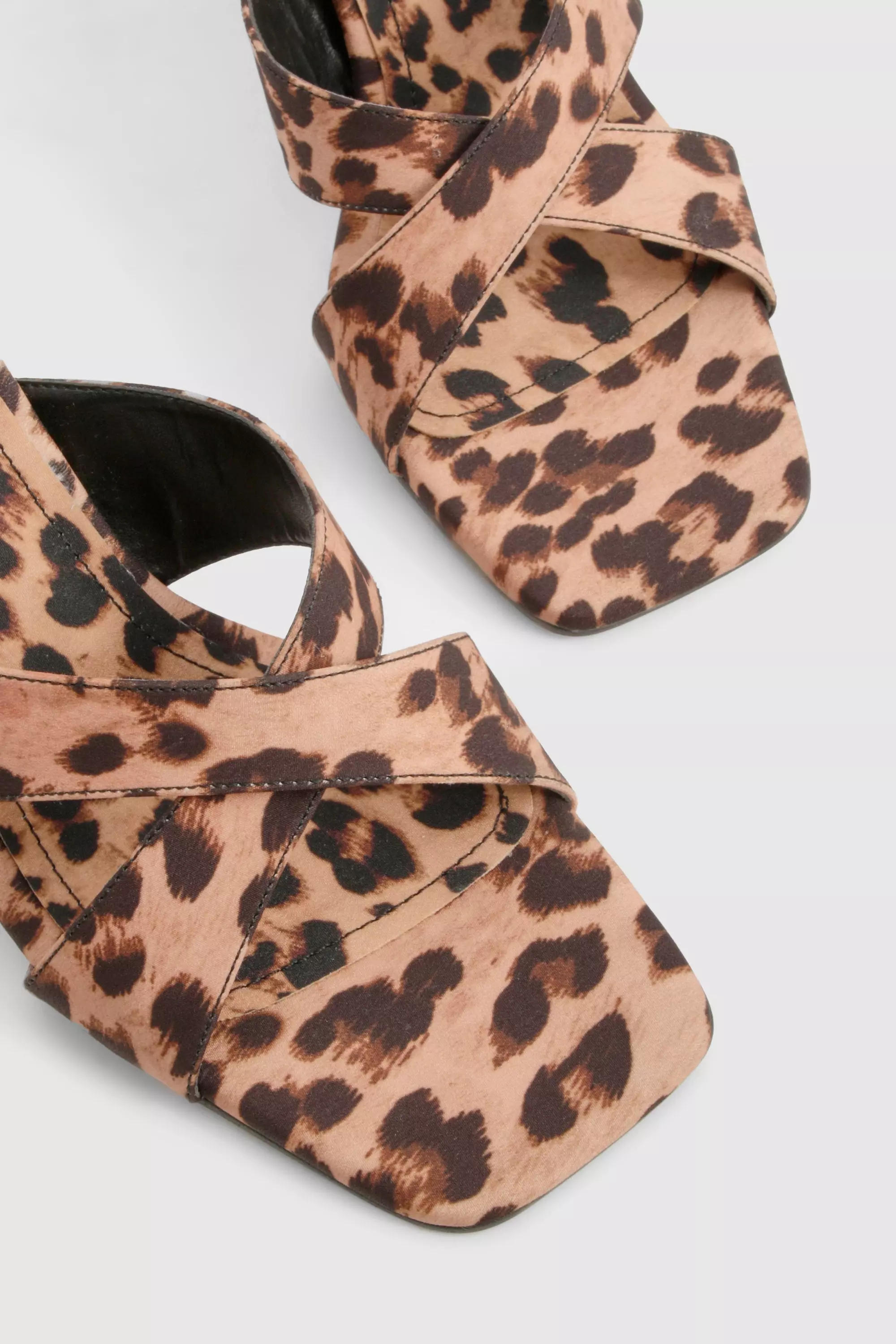 Leopard Crossover Heeled Mules صورة بديلة