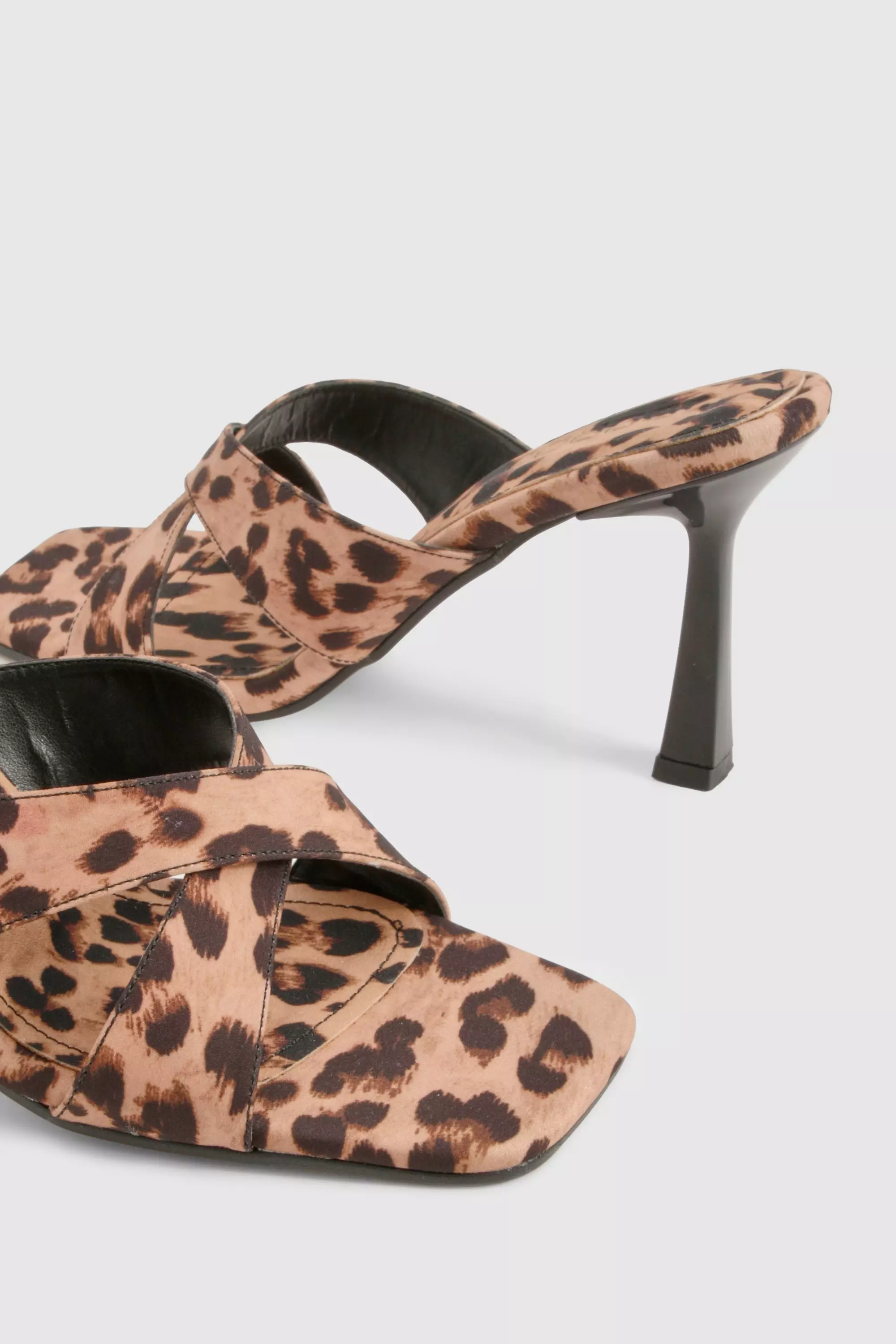 Leopard Crossover Heeled Mules صورة بديلة