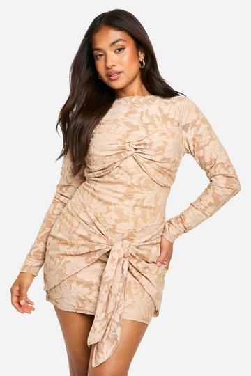 Camel Beige Petite Gedraaide Burnout Mini Wikkel Jurk Met Uitgesneden Hals