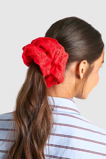 Broderie Scrunchie red