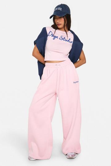 Jogginghose mit weitem Bein und DSGN Studio Schriftzug pink