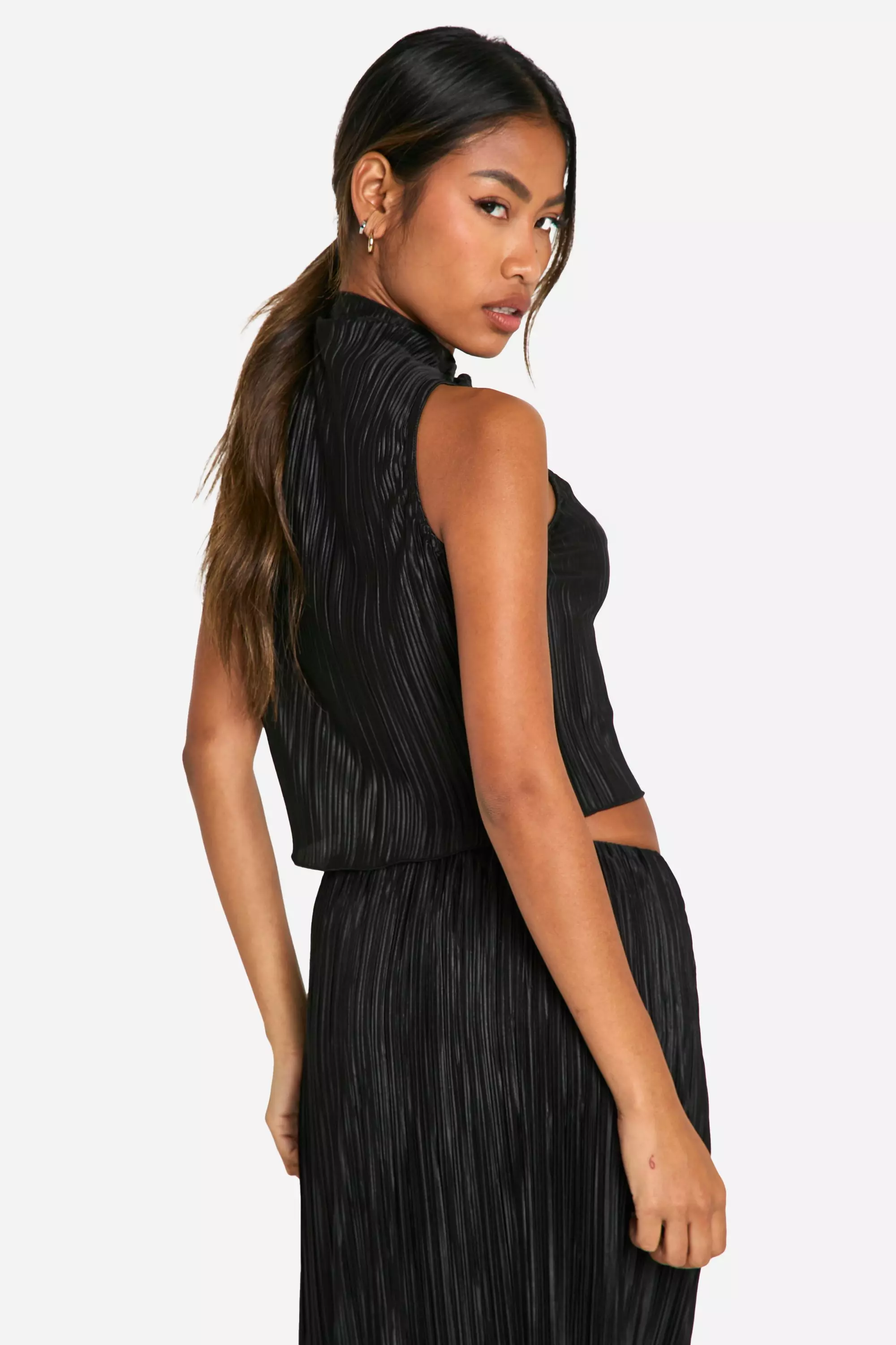 Black Sleeveless Plisse High Neck Tank Top صورة بديلة