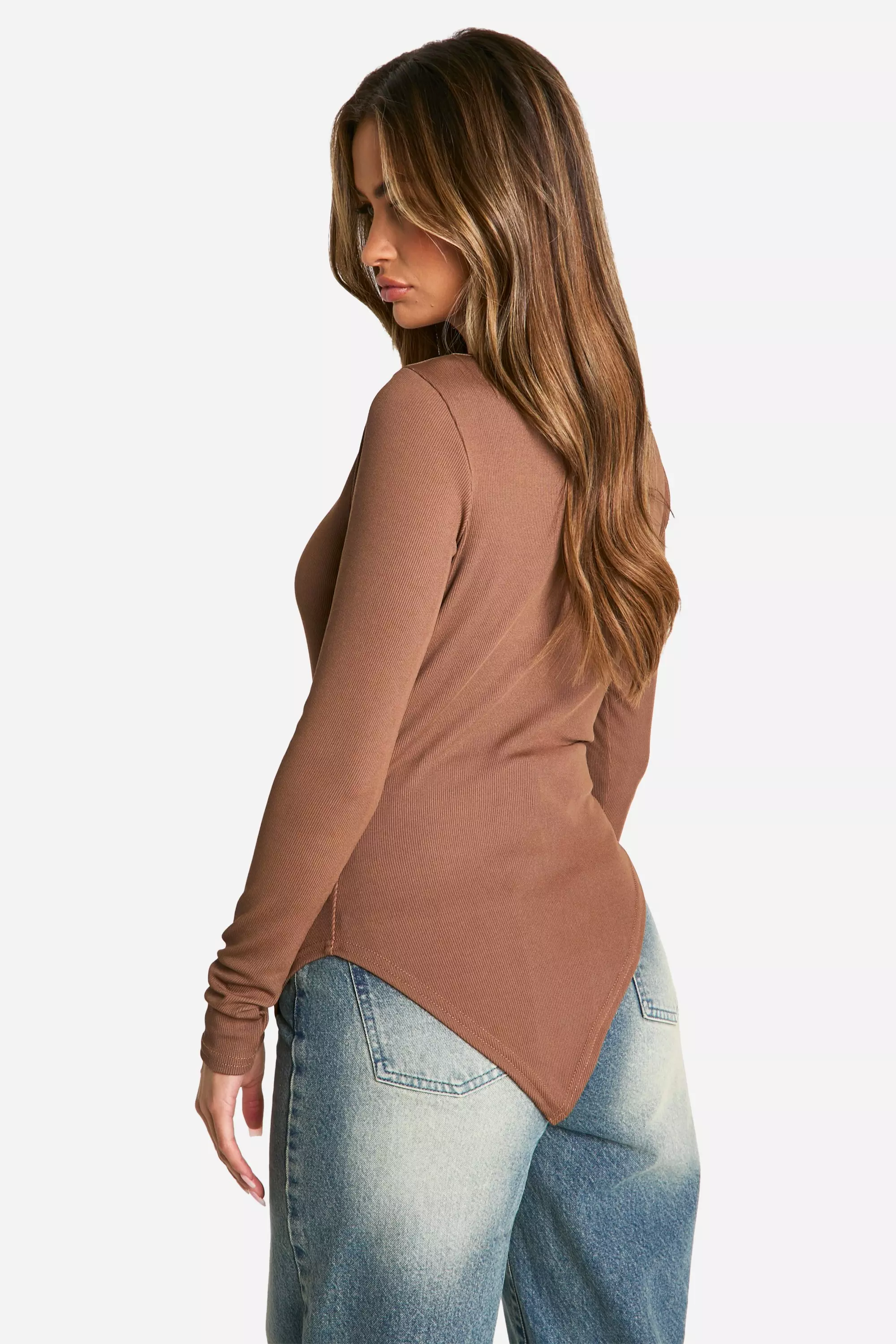 Chocolate Rib Slash Neck Asyy Hem Top صورة بديلة
