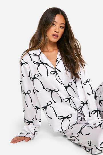 Tall Satijnen Overhemd Met Strik En Knopen En Pyjama Set Met Broek white